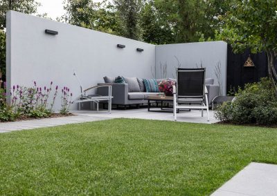 moderne tuin met luxcom wand