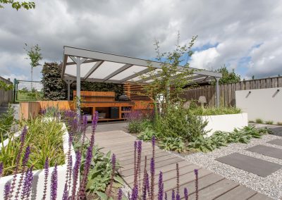 Moderne tuin met buitenkeuken – Houten