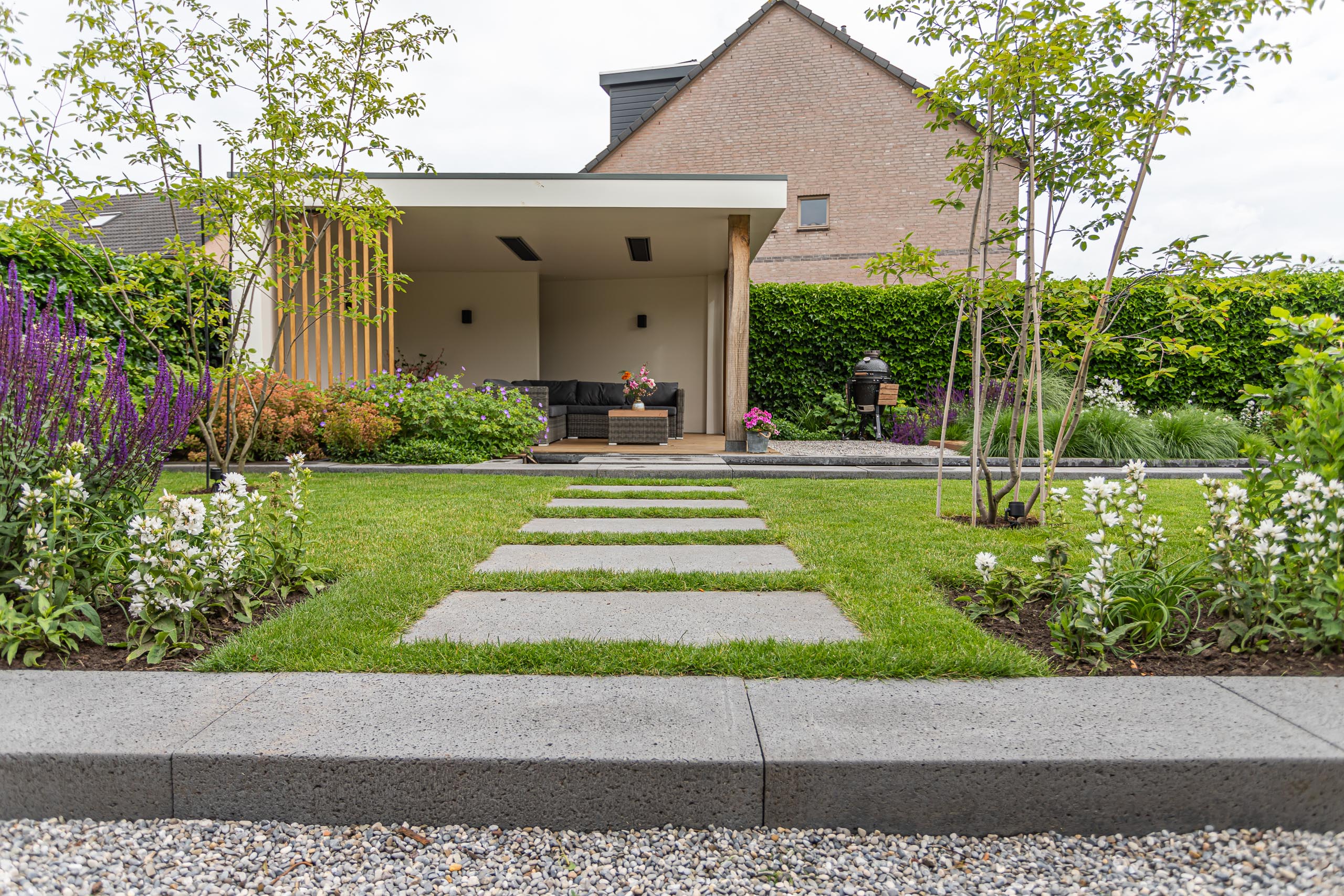 moderne tuin met luxe overkapping