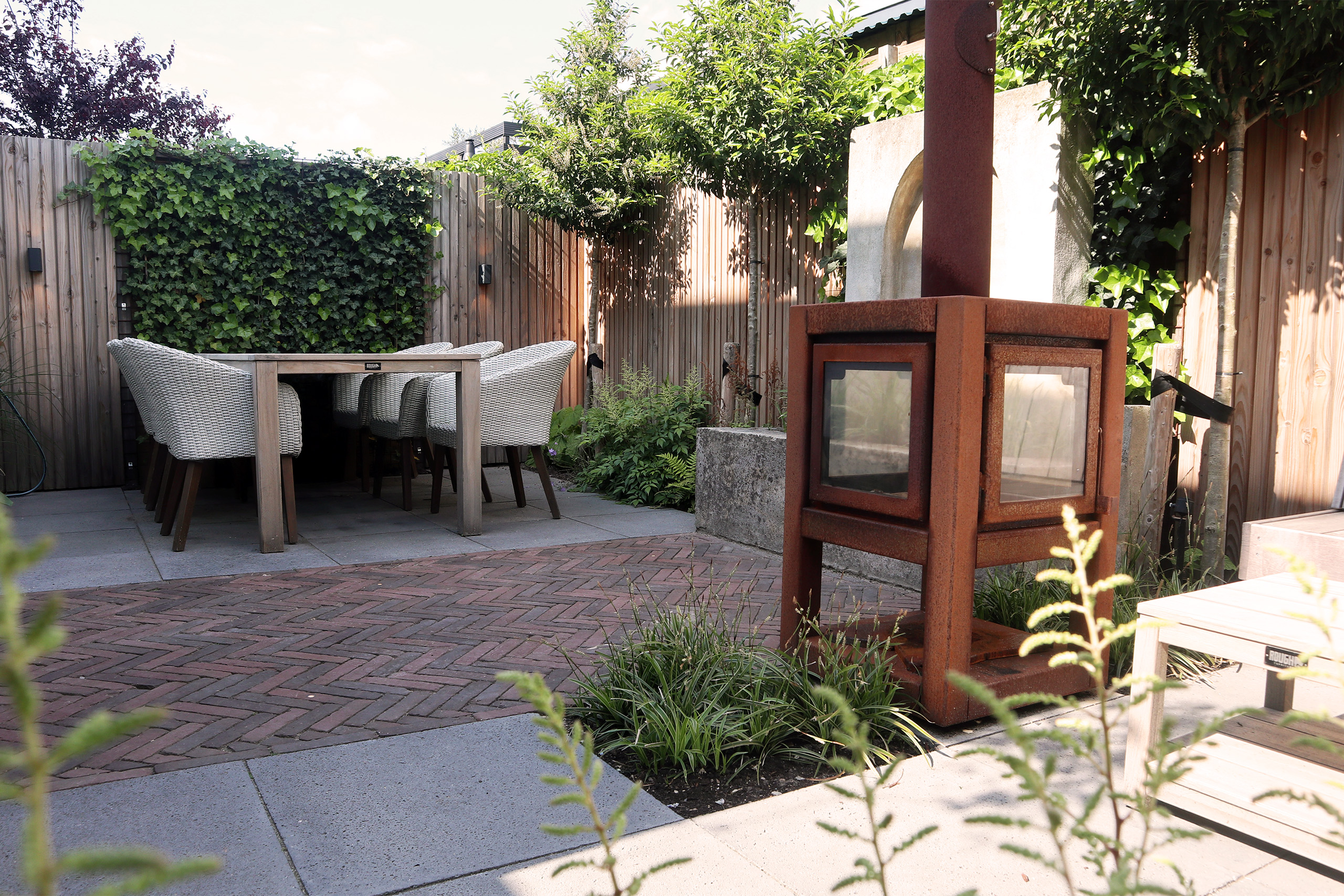 moderne tuin met kachel